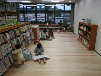 本を読む子供たち　放課後の風景