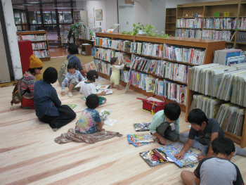 室内で本を取り合い、共生する子供たち