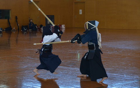 剣道をする人々