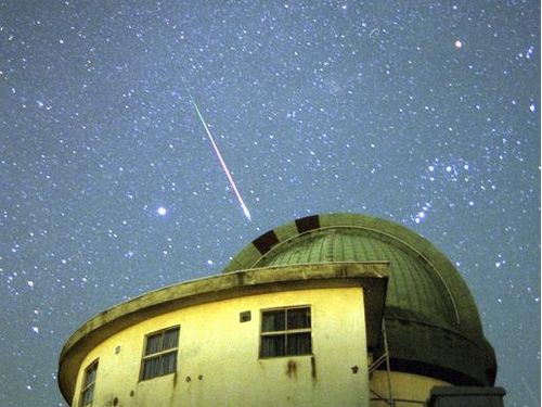 天文台と夜空の画像