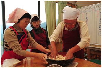 ひもかわ作りを体験する人々