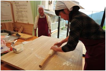 麺棒を使って生地を延ばす人